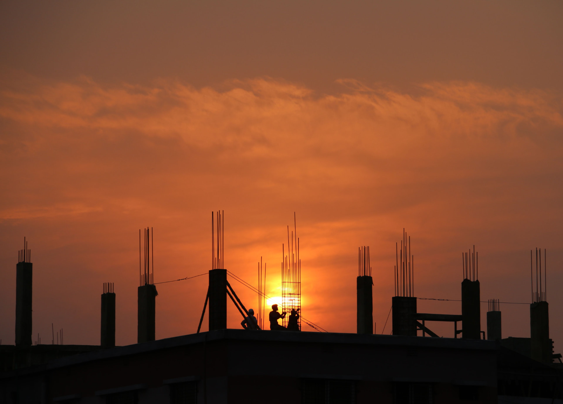 Chantier de construction Strata Industries au coucher du soleil en Afrique centrale