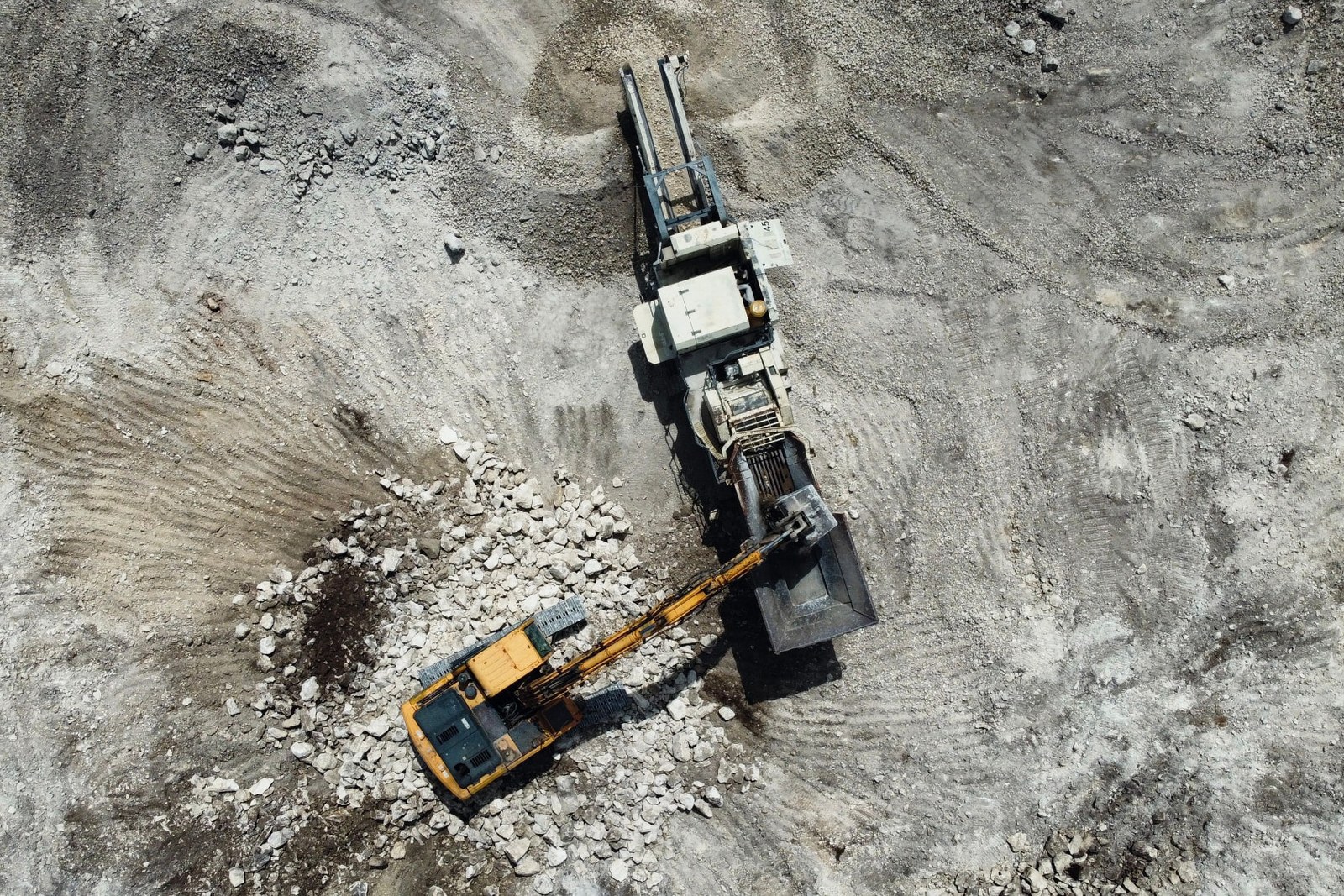 Vue aérienne d'engins lourds en mouvement sur une plateforme de chantier