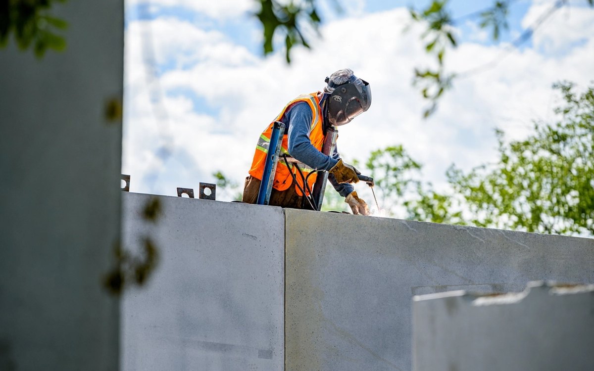 Ingénieur Strata Industries réalisant des travaux techniques de précision