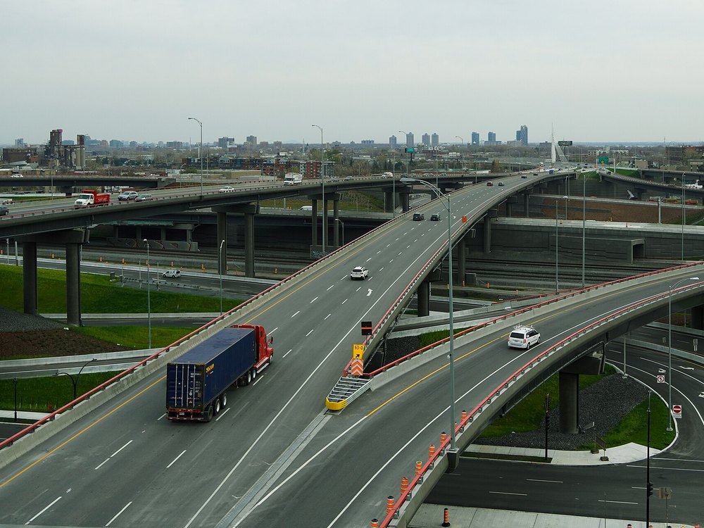 Camion de transport routier de fret pour les opérations logistiques de Strata Industries