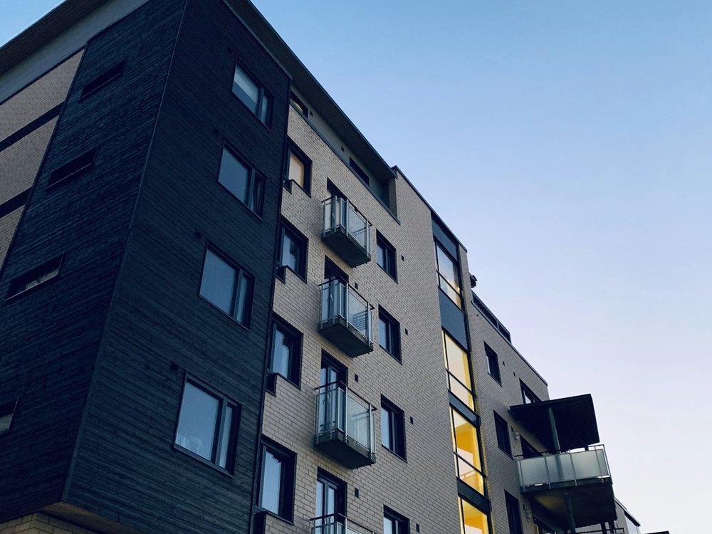 Immeuble moderne — développement résidentiel et commercial